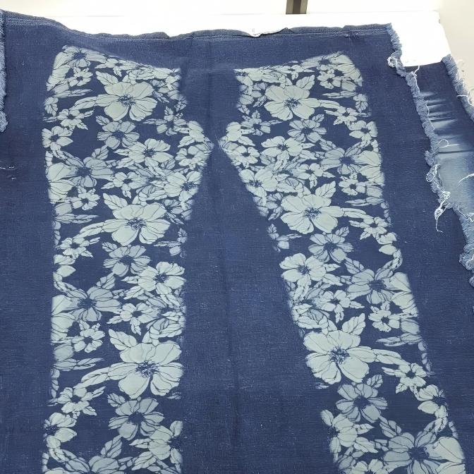 Discharge ink screen printing process for garments