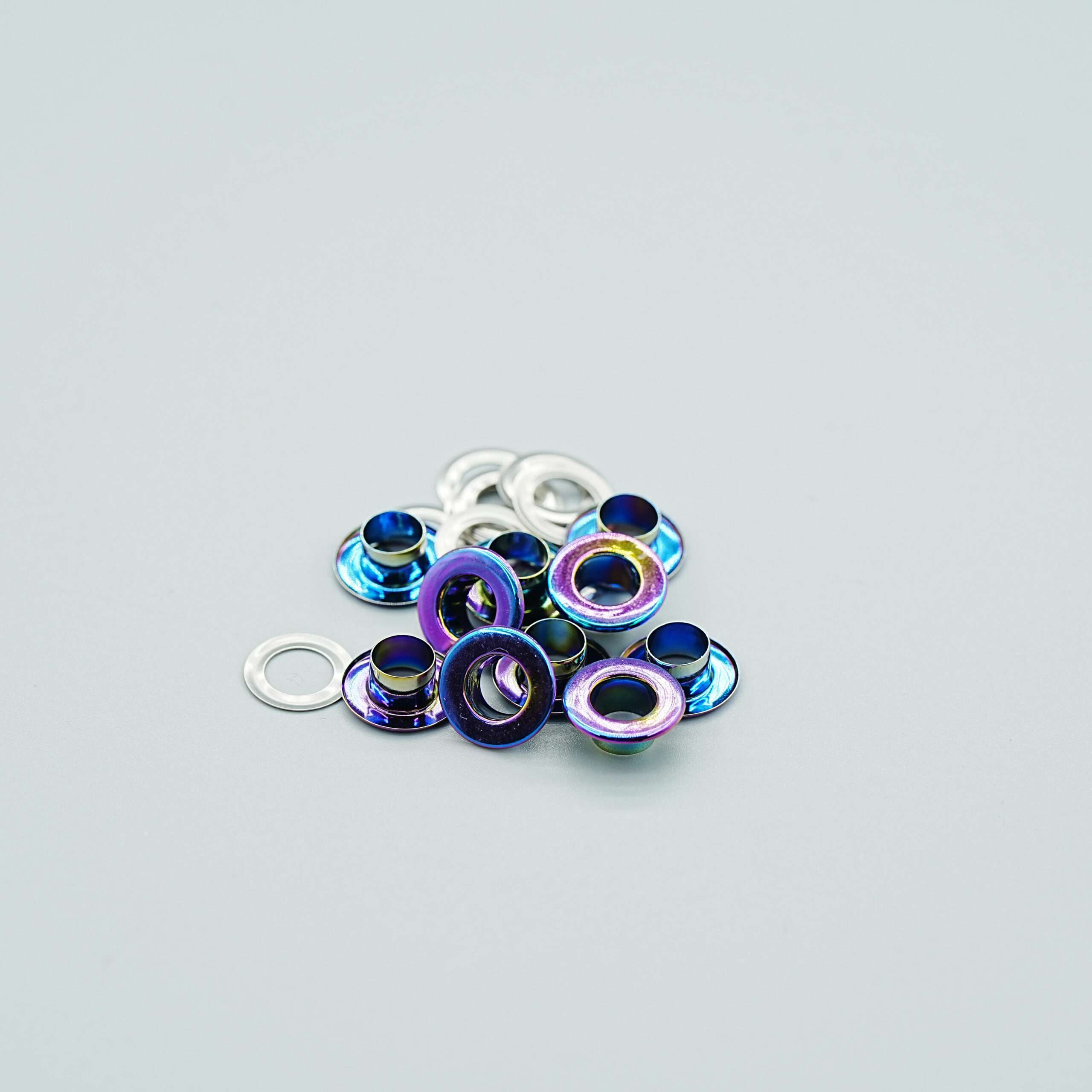 حلقات معدنية (Eyelets) وفتحات (Grommets)